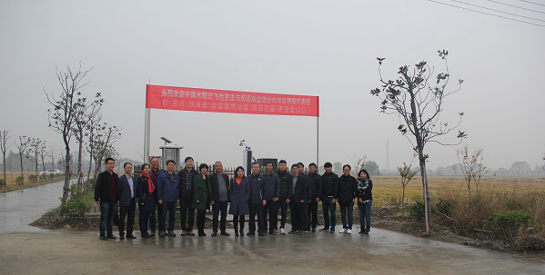 草莓视频在线免费副总经理朱旭华(左二)为考察团一行详细介绍了水稻病虫害绿色防控设备 草莓视频在线免费副总经理朱旭华(左二)为考察团一行详细介绍了水稻病虫害绿色防控设备