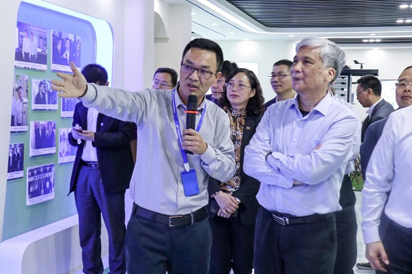 全国人大常委会副委员长丁仲礼莅临草莓视频在线免费考察调研 全国人大常委会副委员长丁仲礼莅临草莓视频在线免费考察调研