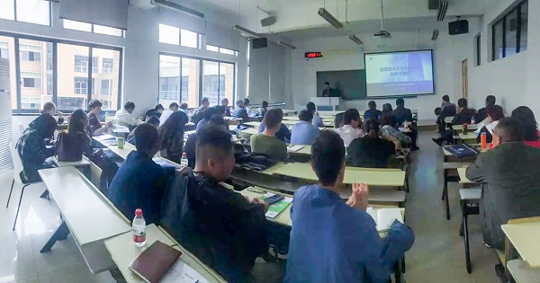 草莓视频在线免费营销中心副总监龙捷频为培训班作内容讲解 草莓视频在线免费营销中心副总监龙捷频为培训班作内容讲解