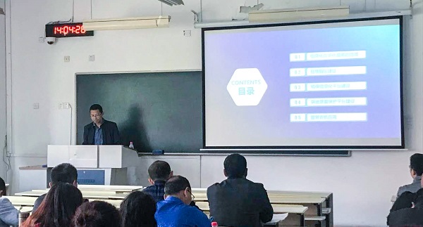 草莓视频在线免费营销中心副总监龙捷频为培训班作内容讲解 草莓视频在线免费营销中心副总监龙捷频为培训班作内容讲解