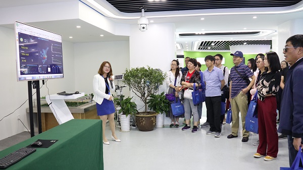 培训班听取草莓视频在线免费业务人员讲解产供销一体化模式 培训班听取草莓视频在线免费业务人员讲解产供销一体化模式