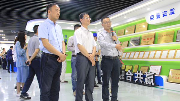 谢主任一行参观草莓视频在线免费展厅 谢主任一行参观草莓视频在线免费展厅