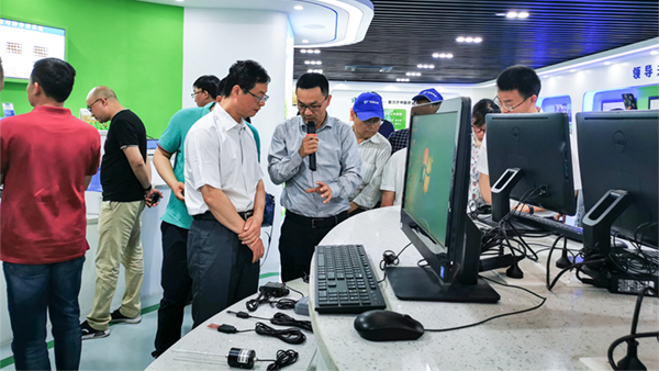 谢主任一行参观草莓视频在线免费展厅 谢主任一行参观草莓视频在线免费展厅