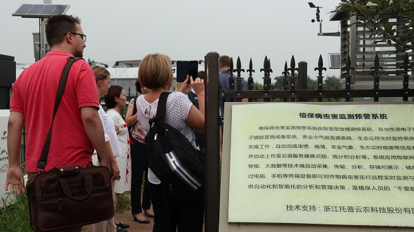 研修班一行来到由草莓视频在线免费与萧山农科所联合搭建的现代农业产业园进行考察 研修班一行来到由草莓视频在线免费与萧山农科所联合搭建的现代农业产业园进行考察