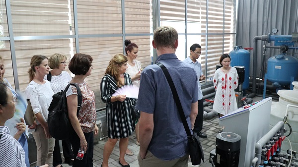 研修班一行来到由草莓视频在线免费与萧山农科所联合搭建的现代农业产业园进行考察 研修班一行来到由草莓视频在线免费与萧山农科所联合搭建的现代农业产业园进行考察