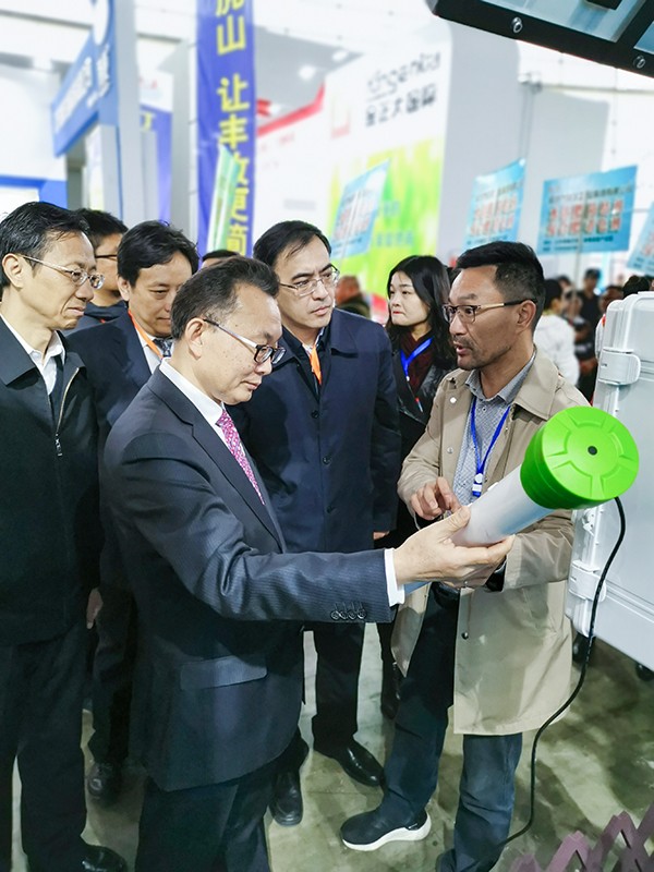 草莓视频在线免费董事长陈渝阳向刘天金主任介绍智能草莓视频污污免费APP墒情监测设备 草莓视频在线免费董事长陈渝阳向刘天金主任介绍智能草莓视频污污免费APP墒情监测设备