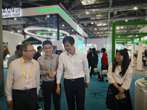 蔡元杰总农艺师对草莓视频在线免费寄予厚望 蔡元杰总农艺师对草莓视频在线免费寄予厚望