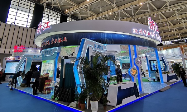 草莓视频在线免费向现场的新农民与企业代表们展示了最新的相关技术产品与服务平台成果 草莓视频在线免费向现场的新农民与企业代表们展示了最新的相关技术产品与服务平台成果