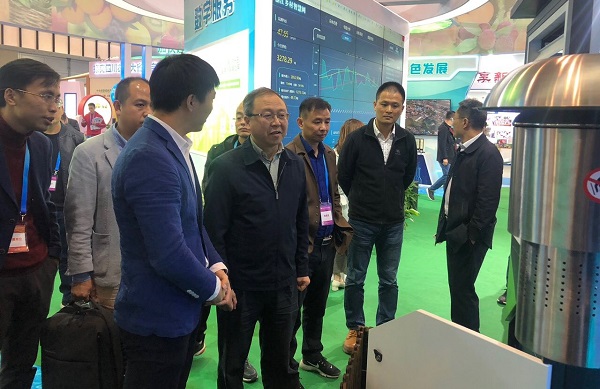 托普工作人员介绍智能装备 托普工作人员介绍智能装备