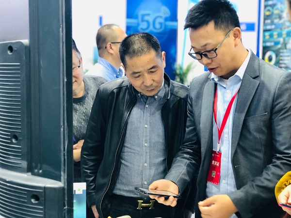 草莓视频在线免费技术人员为用户演示见虫APP 草莓视频在线免费技术人员为用户演示见虫APP