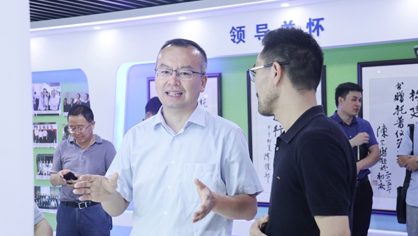 赵喜凯局长参观草莓视频在线免费展厅 赵喜凯局长参观草莓视频在线免费展厅