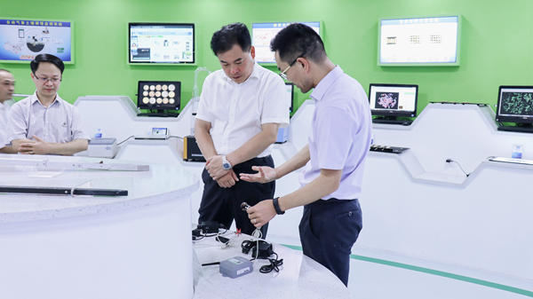 浙江省农业农村厅副厅长唐冬寿一行莅临草莓视频在线免费调研2 浙江省农业农村厅副厅长唐冬寿一行莅临草莓视频在线免费调研2