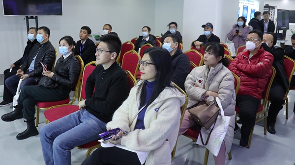 学员们听取重大病虫害物联网智能检测系统介绍 学员们听取重大病虫害物联网智能检测系统介绍