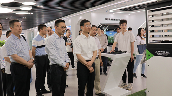谢建华主任一行还参观了草莓视频在线免费智慧展厅 谢建华主任一行还参观了草莓视频在线免费智慧展厅