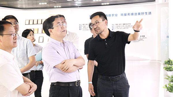 应义斌教授一行参观草莓视频在线免费数字三农展厅 应义斌教授一行参观草莓视频在线免费数字三农展厅