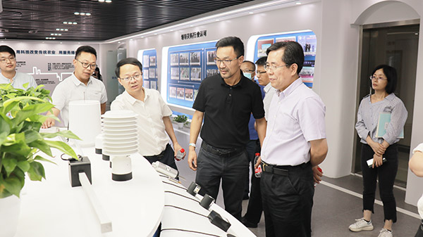 应义斌教授一行参观草莓视频在线免费数字三农展厅 应义斌教授一行参观草莓视频在线免费数字三农展厅