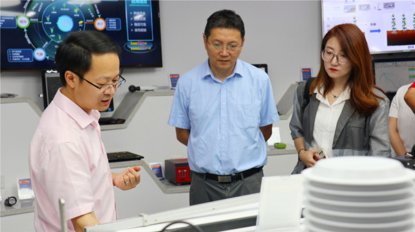 王建军一行参观草莓视频在线免费数字展厅 王建军一行参观草莓视频在线免费数字展厅